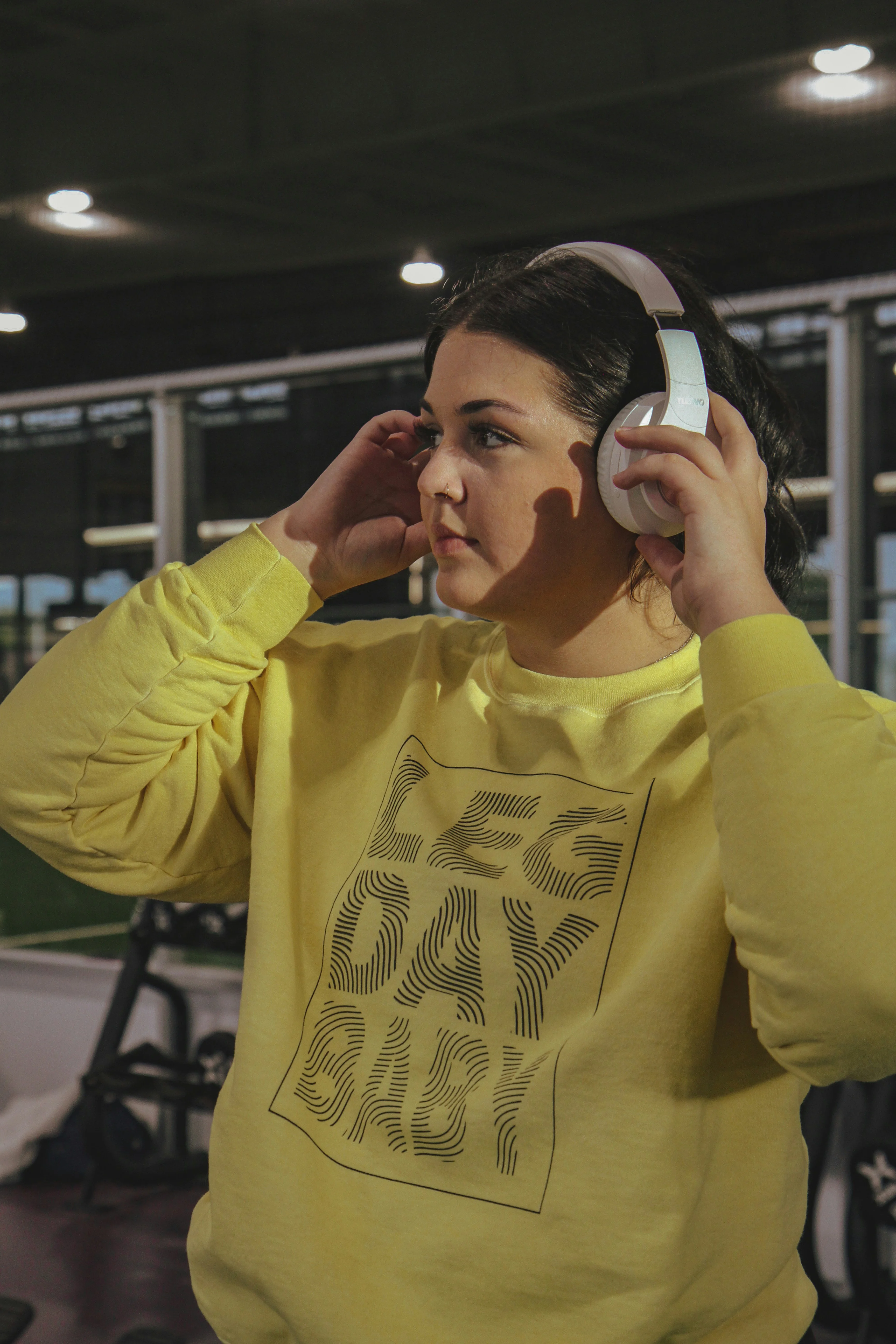 Persona entrenando en gimnasio usando app móvil para gestionar su rutina y reservas